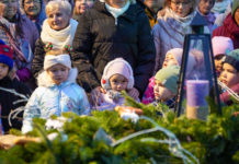 Meggyújtották a város adventi koszorújának első gyertyáját