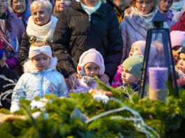 Meggyújtották a város adventi koszorújának első gyertyáját