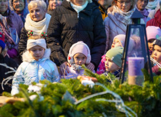 Meggyújtották a város adventi koszorújának első gyertyáját