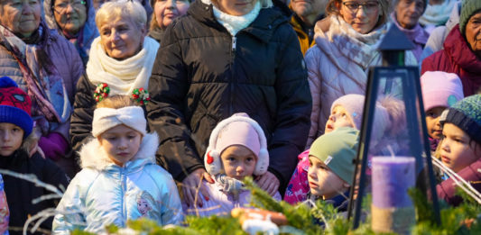 Meggyújtották a város adventi koszorújának első gyertyáját