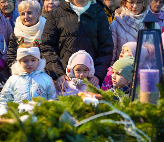Meggyújtották a város adventi koszorújának első gyertyáját