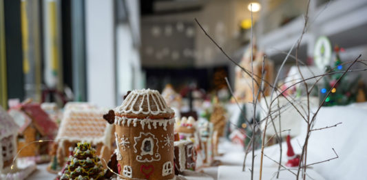 Elképesztően látványos mézeskalács falu épült fel a Szent István iskolában