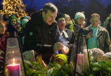 Az örömhírt jelképező gyertyát is meggyújtották a városi adventi koszorún