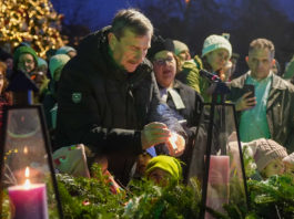 Az örömhírt jelképező gyertyát is meggyújtották a városi adventi koszorún