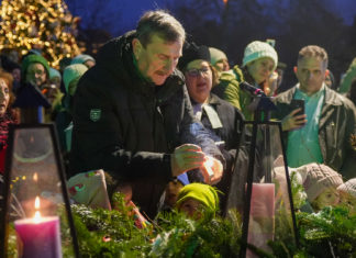 Az örömhírt jelképező gyertyát is meggyújtották a városi adventi koszorún