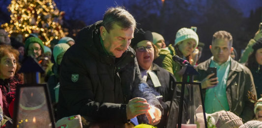 Az örömhírt jelképező gyertyát is meggyújtották a városi adventi koszorún