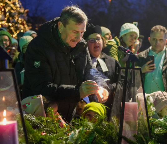 Az örömhírt jelképező gyertyát is meggyújtották a városi adventi koszorún