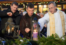 A betlehemi békelánggal gyújtották meg a városi adventi koszorú negyedik gyertyáját