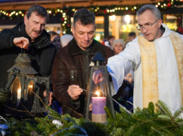A betlehemi békelánggal gyújtották meg a városi adventi koszorú negyedik gyertyáját