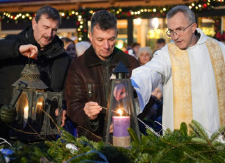 A betlehemi békelánggal gyújtották meg a városi adventi koszorú negyedik gyertyáját