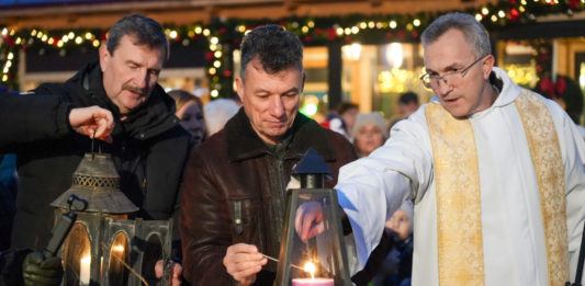 A betlehemi békelánggal gyújtották meg a városi adventi koszorú negyedik gyertyáját
