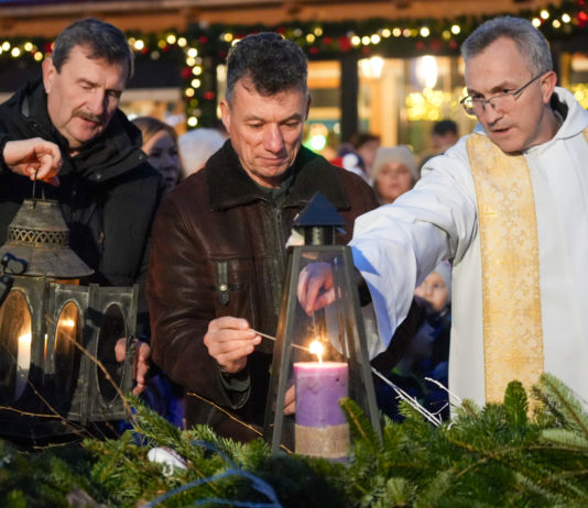 A betlehemi békelánggal gyújtották meg a városi adventi koszorú negyedik gyertyáját