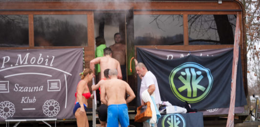 Jeges Duna és forró szauna, telt házas újévi program Dunakeszin