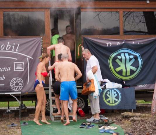 Jeges Duna és forró szauna, teltházas újévi program Dunakeszin