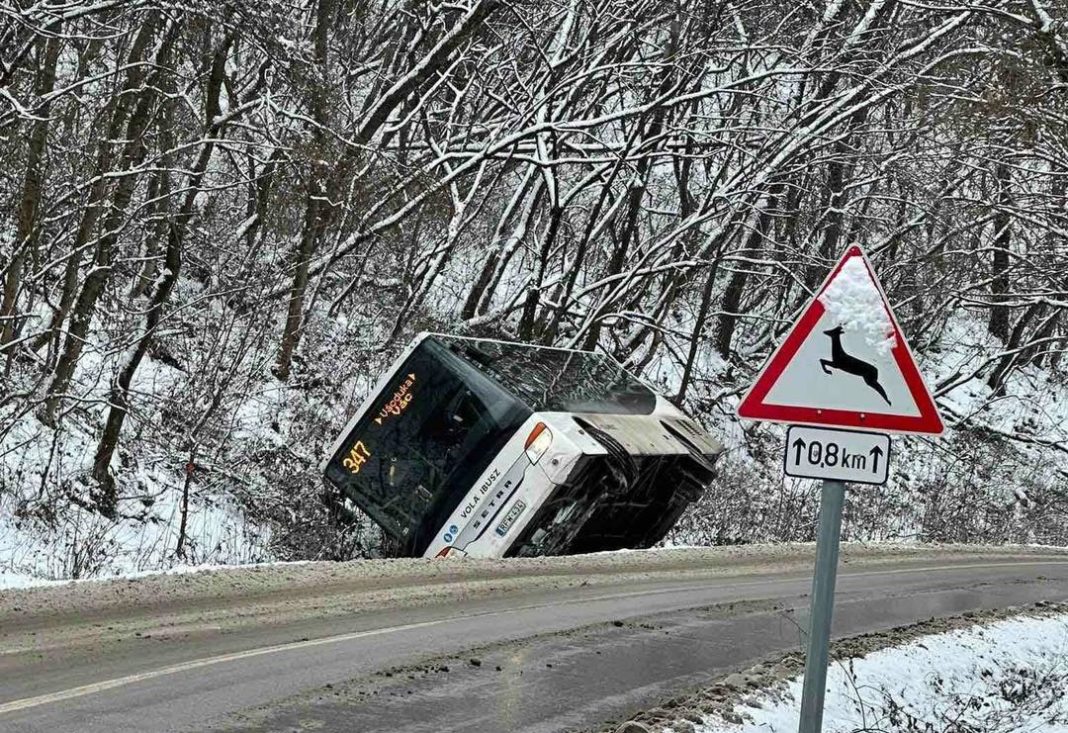 árokbacsúszott busz