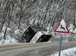 Árokba csúszott egy busz Vácdukán, többen megsérültek
