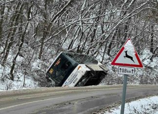 Árokba csúszott egy busz Vácdukán, többen megsérültek