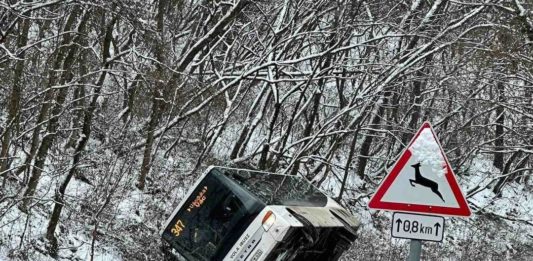 Árokba csúszott egy busz Vácdukán, többen megsérültek