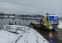 Vízbe csúszott egy autó a dunakeszi kompnál