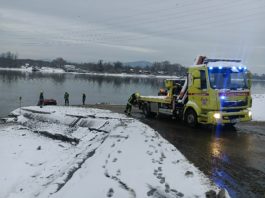 Vízbe csúszott egy autó a dunakeszi kompnál