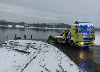 Vízbe csúszott egy autó a dunakeszi kompnál