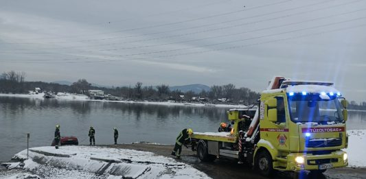 Vízbe csúszott egy autó a dunakeszi kompnál