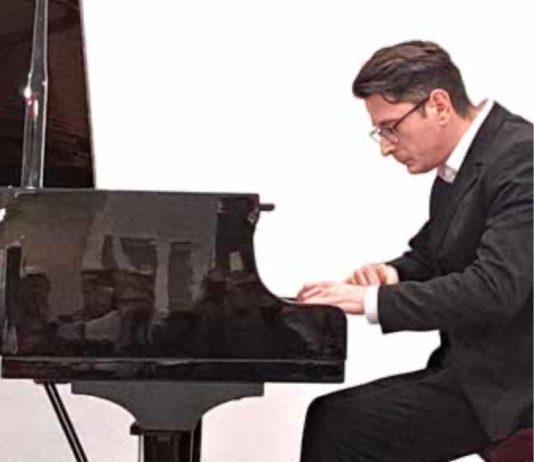 “A zene lassít, figyelmet tanít, és végigkísér egy életen át” – Beszélgetés Dányi Árpáddal, a Farkas Ferenc Alapfokú Művészeti Iskola művésztanárával