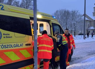 A dunakeszi rendőrök is folyamatosan segítenek a hóhelyzetben