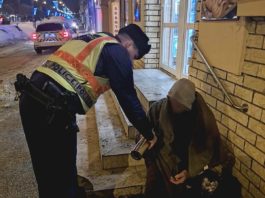 A dunakeszi rendőrök segítettek egy átfagyott férfinak