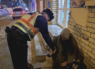 A dunakeszi rendőrök segítettek egy átfagyott férfinak