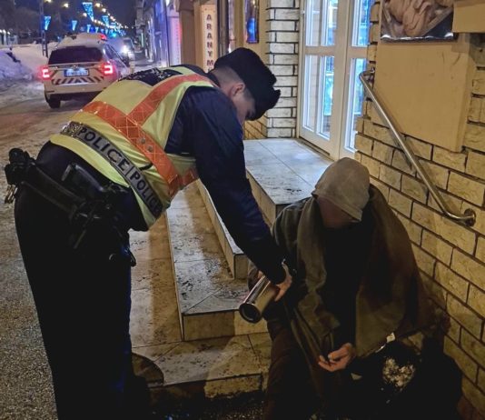 A dunakeszi rendőrök segítettek egy átfagyott férfinak