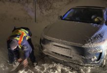 Elakadt egy Tesla, a dunakeszi rendőrök segítettek a sofőrnek