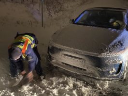 Elakadt egy Tesla, a dunakeszi rendőrök segítettek a sofőrnek