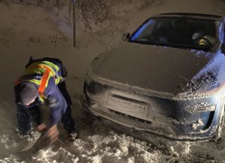 Elakadt egy Tesla, a dunakeszi rendőrök segítettek a sofőrnek