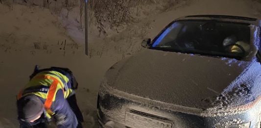 Elakadt egy Tesla, a dunakeszi rendőrök segítettek a sofőrnek