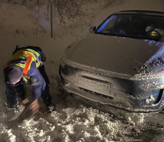 Elakadt egy Tesla, a dunakeszi rendőrök segítettek a sofőrnek