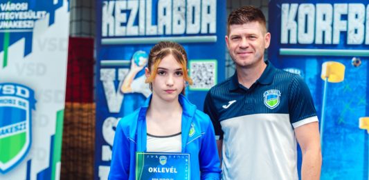 Mindegy, hogy fiúkkal vagy lányokkal kell megküzdeni, a technikai tudása nem hagyja cserben Zórát