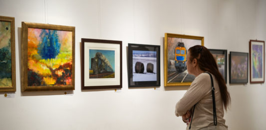 Tavaszi nyitány a művészetek jegyében: megnyílt a DunArt Képzőművészeti Egyesület tárlata Dunakeszin