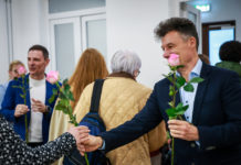 Dupla előadással és egy szál virággal köszöntötték a hölgyeket Dunakeszin nőnap alkalmából