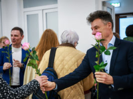 Dupla előadással és egy szál virággal köszöntötték a hölgyeket Dunakeszin nőnap alkalmából