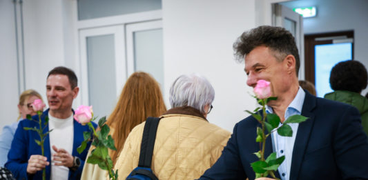 Dupla előadással és egy szál virággal köszöntötték a hölgyeket Dunakeszin nőnap alkalmából