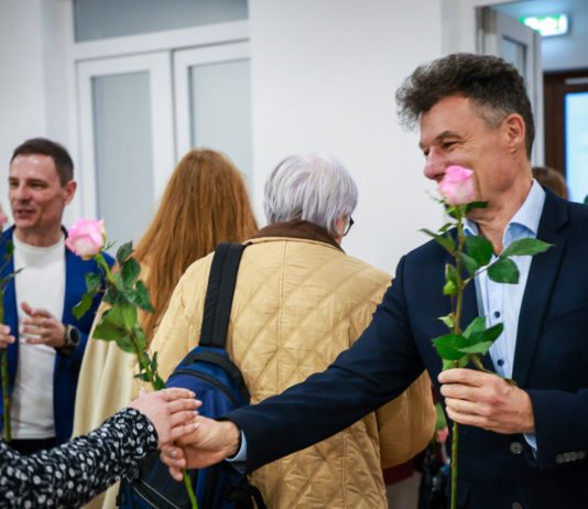 Dupla előadással és egy szál virággal köszöntötték a hölgyeket Dunakeszin nőnap alkalmából