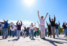 Táncos flashmobbal indították a hetet a Főtéren a Radnóti Miklós Gimnázium németesei