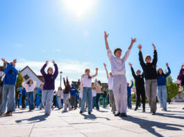 Táncos flashmobbal indították a hetet a főtéren a Radnóti Miklós Gimnázium németesei