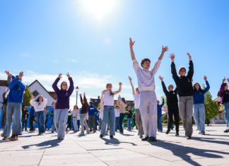 Táncos flashmobbal indították a hetet a Főtéren a Radnóti Miklós Gimnázium németesei
