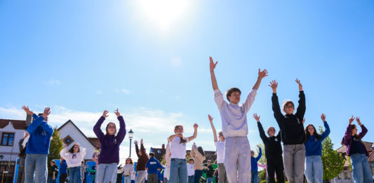 Táncos flashmobbal indították a hetet a főtéren a Radnóti Miklós Gimnázium németesei