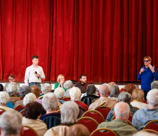 Meghívás a nyugdíjas klubtól: fórumon válaszolt a tagok kérdéseire a polgármester