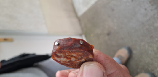 Szögekkel teletűzdeld kolbásszal akarta megölni a kutyákat