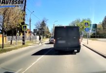 Centiken múlt a gázolás Dunakeszin – Mobilozó gyalogos lépett az autó elé