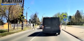 Centiken múlt a gázolás Dunakeszin – Mobilozó gyalogos lépett az autó elé